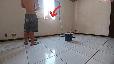 Não aguentei e transei com pauzão do pintor, safado guloso deixou minha buceta toda gozada