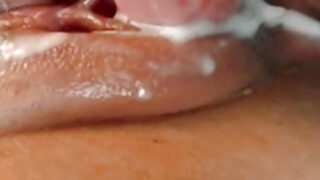 喷水 – 业余大阴蒂亚洲少女被肛交的 POV 电影