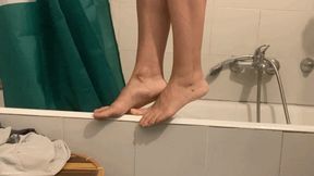 CHLOE HOUSECLEANING BAREFOOT - MP4 Mobile Version