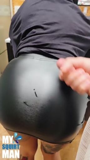 Cum on leather skirt, a real fantasm with that milf