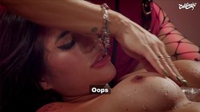 escrava do prazer: morena latina totalmente dominada pela milf loira e seus brinquedos