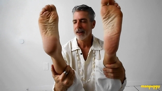 DILF Richard Lennox Shows Off His Feet In Yoga Session