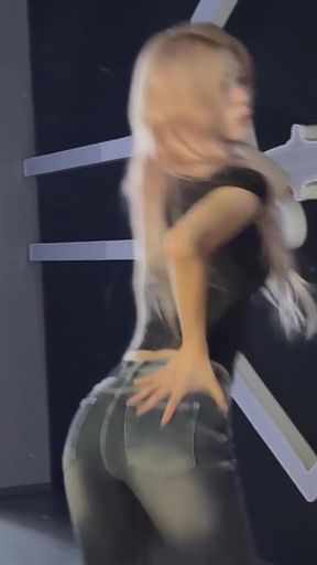 Slim K-pop fan showcases her belly button