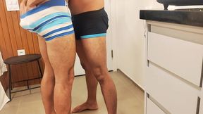 me folla con su verga larga despues de hacerme mamarla hasta babear