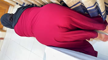 Red Burqa-clad Saudi Big Ass Hot maid gets stuck under Boss&#039_s bed For Anal Sex while cleaning house