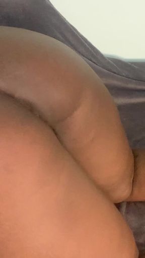 HORNY STEP SISTER SHAKING THAT BIG ASS   Clip 1