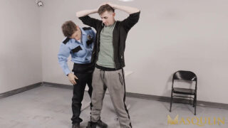 Pipe, masturbation, bareback, famille, muscle – la policière Jack Hunter et Michael Del Ray avec de grosses bites baisent le cul