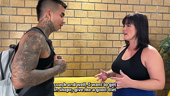 Handsome tattooed personal trainer attends to a big ass milf and he recommends her to do cardio