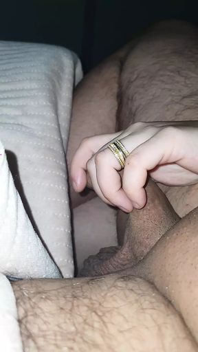 Do that handjob in bed stepmommy !!!