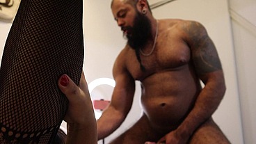 SESSÃO DE FISTING NA TRANS INICIANTE, SERÁ QUE ELA AGUENTA A MÃO DO MACHO?