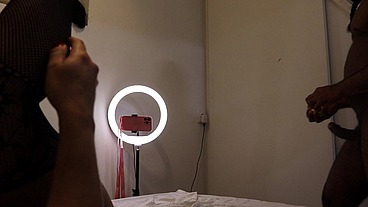 SESSÃO DE FISTING NA TRANS INICIANTE, SERÁ QUE ELA AGUENTA A MÃO DO MACHO?