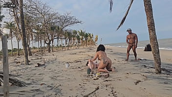 DUAS GOROTAS LESBICAS BRICANDO NA PRAIA FORAM APANHADAS POR UM TURISTA E TIVERAM SEUS CUZINHOS FUDIDOS