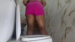mijando com meu bucetao no banheiro
