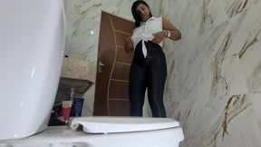 mijando com meu bucetao no banheiro