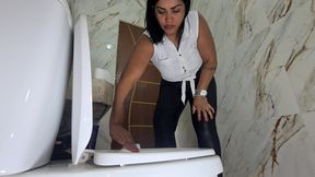 mijando com meu bucetao no banheiro