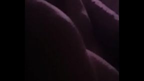 Mi vecino le gusta chupar mi verga a oscuras