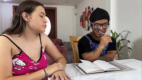 peque&ntilde_o enano es follado por su latina embarazada hermanastra a cambio de ayudarle con sus tareas, termina en sexo duro con su dura y rica verga en su culo estrecho hasta llenarlo de su rico semen.