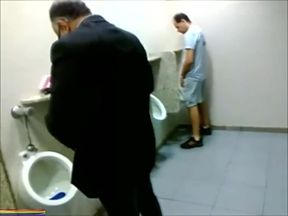 CRUISING PAJA EN EL BAÑO PUBLICO - PUBLIC HIDDEN.mp4