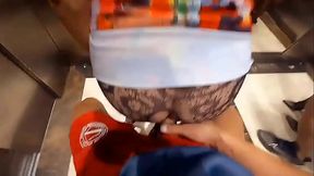 Me foll&eacute_ a la borracha de mi vecina en el ascensor Anal arriesgado Culo escupiendo leche