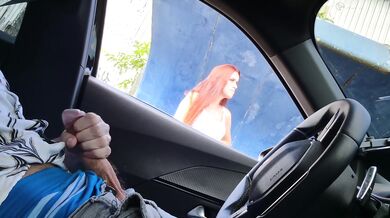 Punheta arriscada ao dirigir avistei uma linda ruiva ficou de olho em minha ereção!