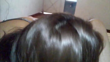 Linda chavita d&aacute_ndome una buena mamada de verga