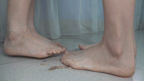 Two goddesses with four dirty feet tempting, beautiful feet playing!