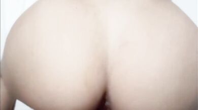 VIDEO CASERO REAL!! Padrastro llega del trabajo y se folla a su hijastra de A PERRITO le echa sus mecos en las nalgas!!