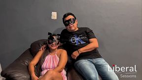 Cuckold BDSM - La esposa de Cornudo es amarrada y follada por dos singles y le hacen gangbang con el esposo para volverla hotwife