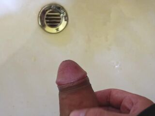 meando en el lavabo