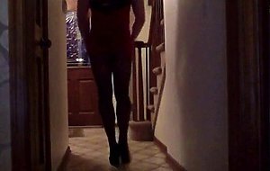 CD Ashlee waiting for pizza delivery in her high heels!
