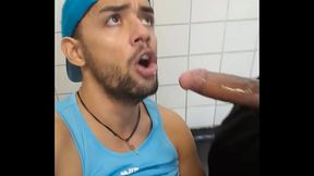 Trabalhador sendo mamado por um gay no banheiro P&uacute_blico, safado muito dotado estava cheio de leite na pica.