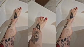 viens me leche les pieds, de bas en hautsentir la langue entre mes doigts de ...
