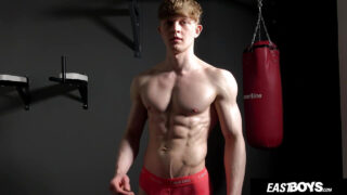 Solo amatør tenåringsfyr runker sin store kuk med intens håndjobb