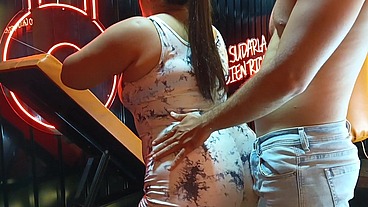 Rutina de gimnasio con mi entrenador termina en un rico blowjob