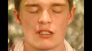 Vídeo caseiro quente de caras gays amadores fazendo sexo oral antes de serem penetrados analmente.