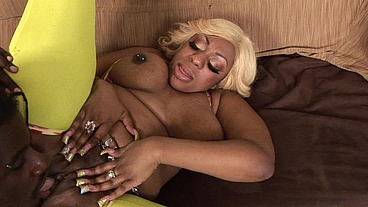 Black girl loves pussy