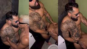 aquela foda gostosa no banheiro da balada com esse gostoso