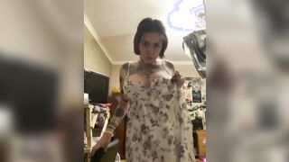 Beauty tatoo gitl performance her titties and dance
