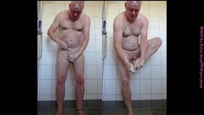 morgens allein in der dusche