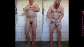 morgens allein in der dusche