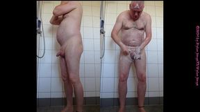 morgens allein in der dusche
