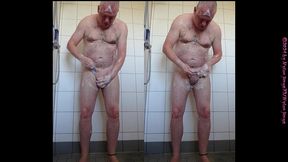 morgens allein in der dusche