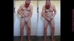 morgens allein in der dusche