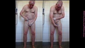 morgens allein in der dusche