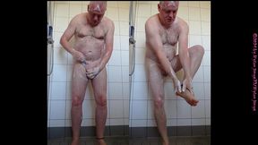 morgens allein in der dusche