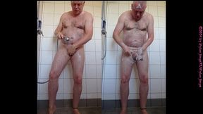 morgens allein in der dusche