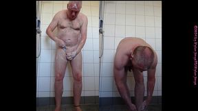 morgens allein in der dusche