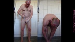 morgens allein in der dusche