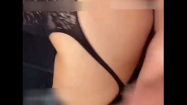 A esposa Hotwife uma safada casada com plug no cu e pauz&atilde_o entrando na buceta, o marido combinou com dotado Poderoso258 sem ela saber , sera que ela gostou da surpresa?