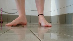 Sticky feet in the shower